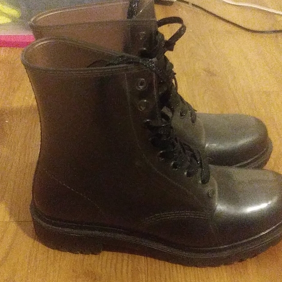 Boots - Picture 2 of 4